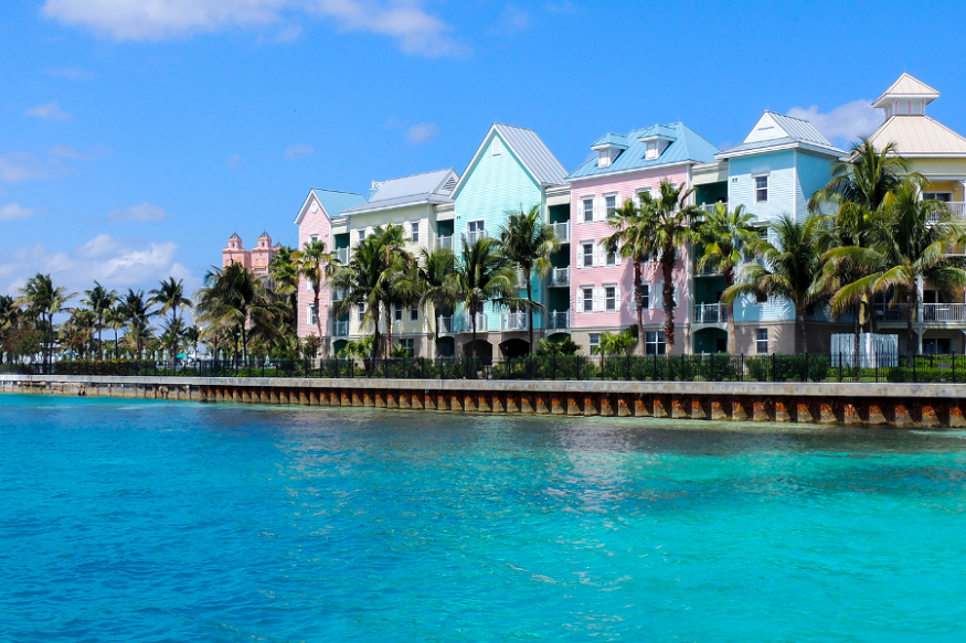 Sailing the Bahamas in Style: The Unique Experience of a Feadship Yacht Charter